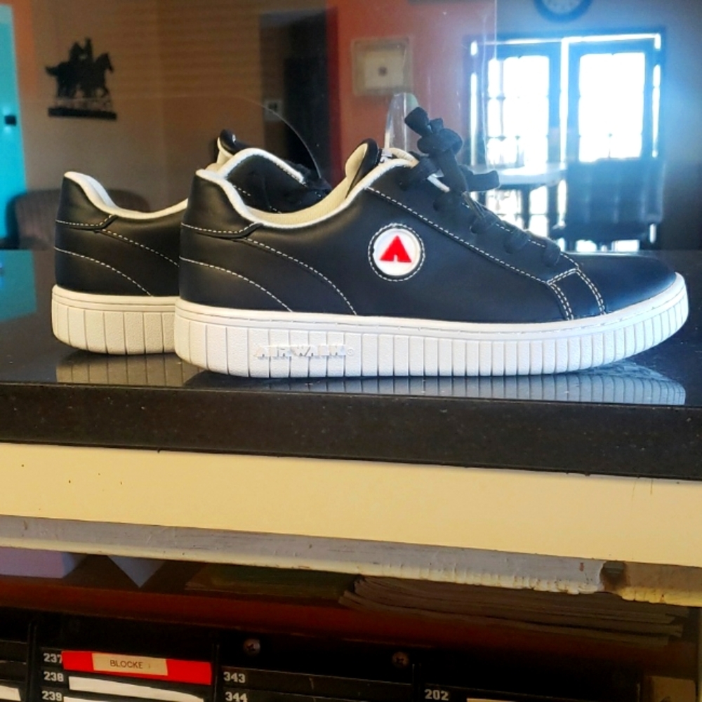 AIRWALK SHOES SIZE 6.5 MENS